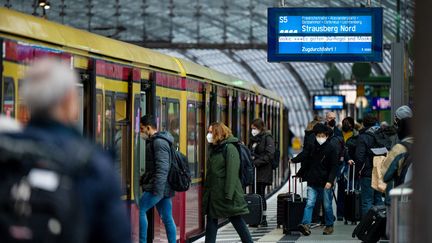 Des passagers montent à bord d'un train régional, à Berlin (Allemagne), le 24 novembre 2021.&nbsp; (MONIKA SKOLIMOWSKA / DPA-ZENTRALBILD / AFP)