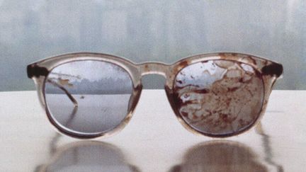 Yoko Ono a publié sur Tweeter cette photo des lunettes de John Lennon le jour de sa mort, pour protester contre la législation sur les armes
 (DR)