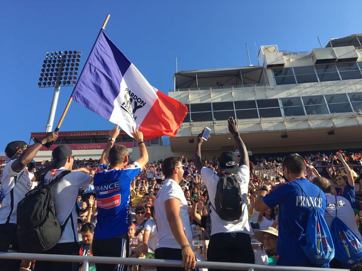 Question ambiance, difficile de rivaliser avec la délégation brésilienne. Mais les Français parviennent à se faire entendre en chantant la marseillaise. (LOIC PIALAT/RADIO FRANCE)