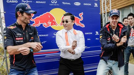 Avant le d&eacute;part, Sebastian Vettel (&agrave; droite) et Mark Webber (&agrave; gauche) ont rencontr&eacute; Psy, la star de la pop sud-cor&eacute;enne. (PHILIPPE LOPEZ / AFP)