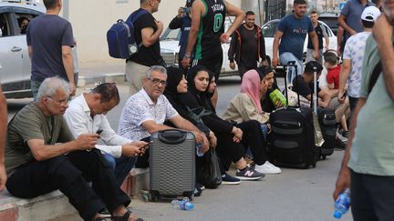 Des Palestiniens attendent au poste-frontière de Rafah, à la frontière entre la bande de Gaza et l'Egypte, pour être évacués, à l'annonce d'une opération imminente de Tsahal, le 14 octobre 2023. (AHMED TAWFEQ / APA / SIPA)