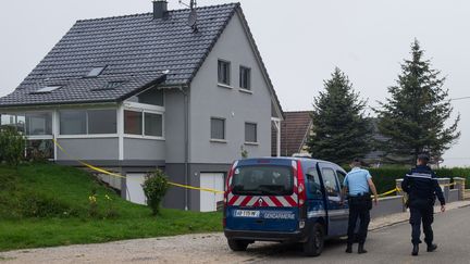 Des gendarmes arrivent le 3 septembre 2014, devant le pavillon o&ugrave; une fillette a &eacute;t&eacute; tu&eacute;e et son fr&egrave;re gri&egrave;vement bless&eacute; la veille, &agrave; M&oelig;rnach (Haut-Rhin). (SEBASTIEN BOZON / AFP)