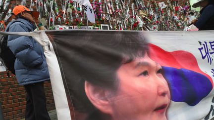 Un soutien de l'ancienne présidente sud-coréenne,&nbsp;Park Geun-hye, à Séoul, lundi 27 mars 2017. (JUNG YEON-JE / AFP)