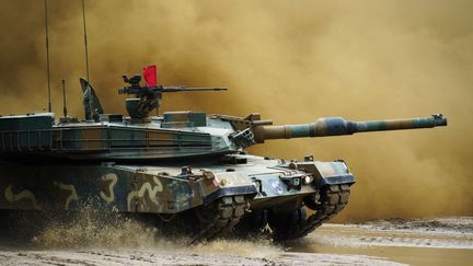 Char K1A2 de l'armée sud-coréenne participant à un exercice de combat à tir réel sur un terrain d'entraînement à Cheorwon, le 30 août 2023. Photo fournie par le ministère sud-coréen de la Défense. (HANDOUT / SOUTH KOREAN DEFENCE MINISTRY/ AFP)