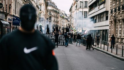 Un rassemblement organisé par le Comité du 9 mai, dont fait partie le mouvement d'ultradroite Groupe union défense (GUD), le 6 mai 2023 à Paris, en mémoire du militant ultranationaliste Sébastien Deyzieu, mort en 1994 après être tombé d'un immeuble en cherchant à échapper à la police. (XOSE BOUZAS / HANS LUCAS / AFP)