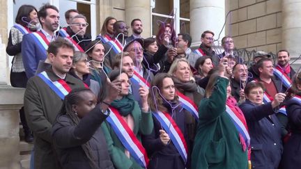 Les députés étudieront jeudi 24 novembre une proposition de loi pour que le droit à l’avortement soit inscrit dans la constitution.&nbsp;La mesure est soutenue par la majorité présidentielle, mais la droite est divisée. (FRANCE 2)