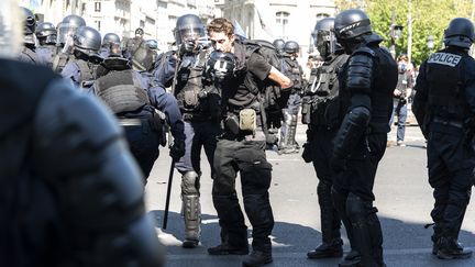 Le journaliste indépendant Gaspard Glanz arrêté par la police le 20 avril 2019 à Paris, lors de la 23e journée d'action des "gilets jaunes". (SAMUEL BOIVIN / NURPHOTO / AFP)