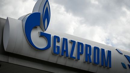 Le géant russe Gazprom fait planer le doute sur l'approvisionnement en gaz à de nombreux pays européens.&nbsp; (NIKOLAY DOYCHINOV / AFP)