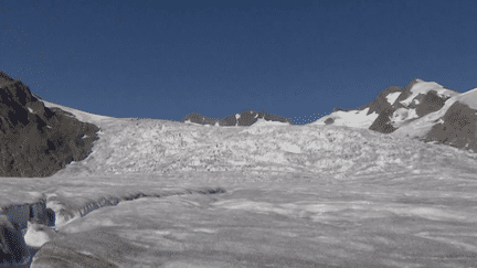 2023 est devenue une année terrible pour le climat. La dernière preuve en date, c’est la fonte des glaciers en Suisse. En deux ans, ils ont perdu quasiment 10% de leur masse, soit autant qu’entre 1960 et 1990. (franceinfo)