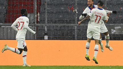 Neymar et Di Maria célèbrent l'ouverture du score face au Bayern, mercredi 7 avril. (CHRISTOF STACHE / AFP)