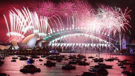 Le feu du Nouvel An est tiré au-dessus de l'opéra de Sydney (Australie), le 31 décembre 2022. (DAVID GRAY / AFP)