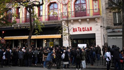 Une cérémonie d'hommage est organisée devant le Bataclan, le 13 novembre 2017, à Paris. (STEPHANE DE SAKUTIN / AFP)