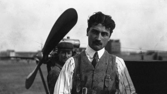 Roland Garros devant un avion Demoiselle B.C. en 1910
 (Bibliothèque nationale de France )