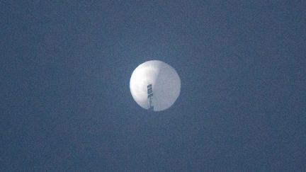 Sur cette photo publiée le 2 février 2023, un ballon espion chinois présumé dans le ciel de Billings, dans le Montana. (CHASE DOAK / VIA AFP)