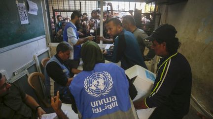 Une distribution d'aide alimentaire de l'agence de l'ONU pour les réfugiés palestiniens, le 7 novembre 2024, à Deir al-Balah, dans la bande de Gaza. (ASHRAF AMRA / ANADOLU / AFP)