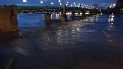 À Toulouse, le port de Saint-Cyprien a complètement disparu sous les eaux de la Garonne, le 11 janvier 2022. (FRANCE BLEU OCCITANIE / RADIO FRANCE)