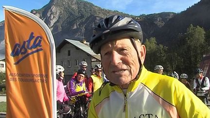 À 90 ans, l'ancien champion de moto Georges Burggraf gravit l'Alpe d'Huez à vélo