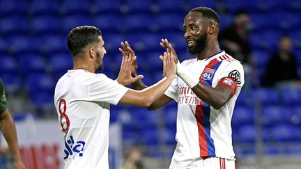 Houssem Aouar et Moussa Dembélé lors du match de préparation face à Wolfsburg, le 17 juillet (STEPHANE GUIOCHON / MAXPPP)