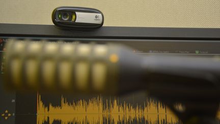 Une webcam, un micro et un logiciel pour analyser l'image et la voix. (JEAN-CHRISTOPHE BOURDILLAT / RADIO FRANCE)