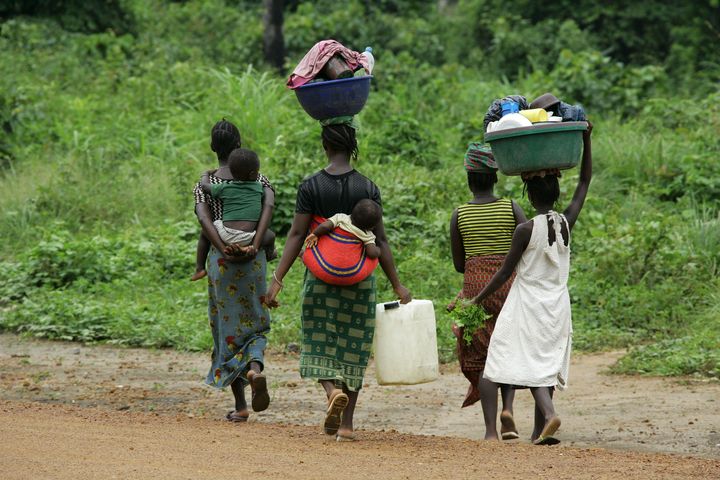 Femmes près de leur village de Tobonda en Sierra Leone, le 19 juillet 2005 (REUTERS - MICHAEL DALDER / X00821)