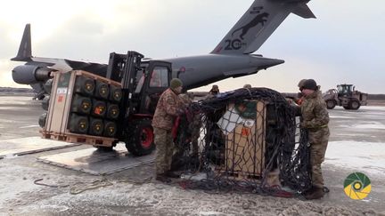 Déchargement de matériel militaire britannique dans un avion cargo de la Royal Air Force, près de Kiev (Ukraine), le 19 janvier 2022. (EYEPRESS NEWS / AFP)