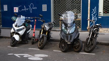 Des scooters et motos sont stationnés à Paris, le 12 octobre 2019. (AMAURY CORNU / HANS LUCAS / AFP)