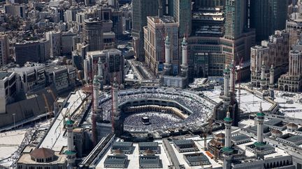 Une vue aérienne de la Grande Mosquée de La Mecque avec la Kaaba au centre, le 17 juin 2024, lors du pèlerinage annuel du hajj. (FADEL SENNA / AFP)