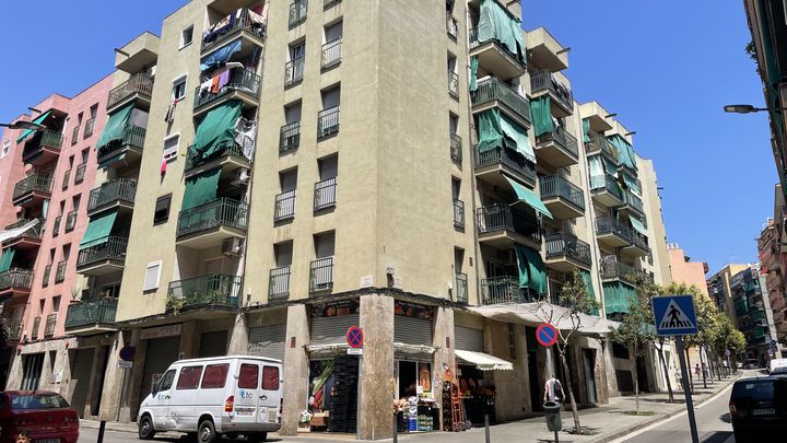 Un immeuble du quartier populaire de Mataró, près de Barcelone, où a grandi l'attaquant espagnol Lamine Yamal. (HENRY DE LAGUERIE / RADIOFRANCE)