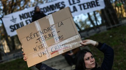 Manifestation à Paris, le 19 avril 2023, après que le ministre de l'Intérieur a appelé à la dissolution du collectif de militants écologistes les "Soulèvements de la Terre". (MOHAMMED BADRA / EPA)