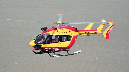 Un hélicoptère de la Sécurité civile, le 5 mai 2015, près du&nbsp;Mont-Saint-Michel&nbsp;(Manche). (DAMIEN MEYER / AFP)