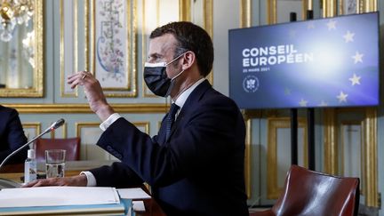 Emmanuel Macron participe, depuis l'Elysée à Paris, à une session de travail du Conseil européen en visioconférence, le 25 mars 2021. (MICHEL EULER / AFP)