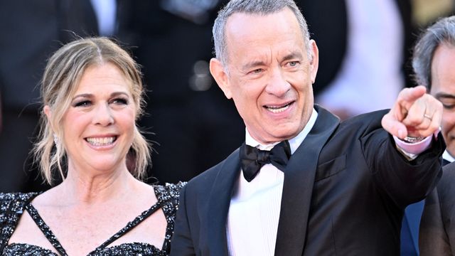 Tom Hanks, la légende de "Forest Gump" et de "Philadelphia" goûte à la montée des marches aux côtés de sa femme, l'actrice Rita Wilson, vue dans "Nuits blanches à Seattle", ou encore "Just married (ou presque)" d'Ellie Graham. (MUSTAFA YALCIN / ANADOLU AGENCY)