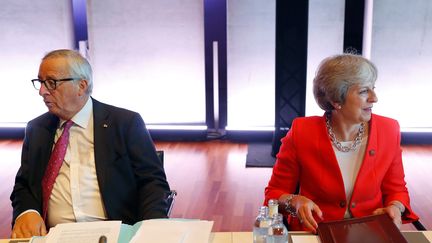 Le président de la Comission européenne Jean-Claude Juncker et la Première ministre britannique Theresa May, lors d'un sommet à Salzbourg (Autriche), le 20 septembre 2018. (LEONHARD FOEGER / REUTERS)