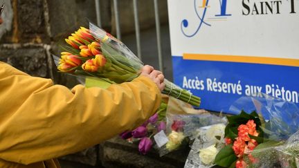 23 février 2023. Saint-Jean-de-Luz. Des fleurs déposées à la porte d'entrée du collège-lycée catholique Saint-Thomas-d'Aquin, où une enseignante est décédée après avoir été poignardée par un élève le 22 février. (GAIZKA IROZ / AFP)