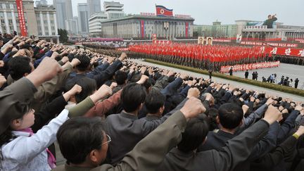 Manifestation pour c&eacute;l&eacute;brer le r&eacute;gime nord-cor&eacute;en, le 21 avril 2012 &agrave; Pyongyang (Cor&eacute;e du Nord). (MAXPPP)