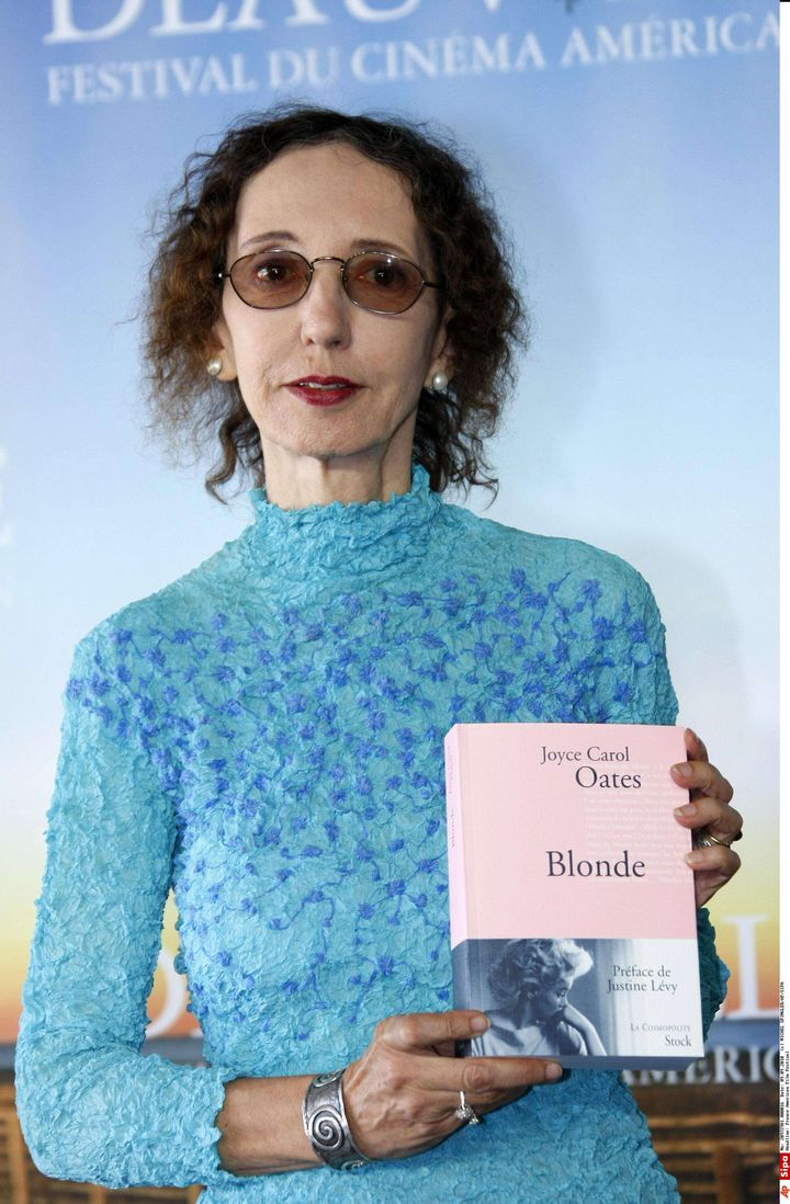 Joyce Carol Oates avec son livre "Blonde" au Festival du film américain de Deauville en 2010 (MICHEL SPINGLER/AP/SIPA / AP)