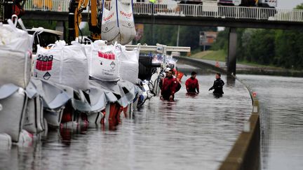 Une digue est formée avec des sacs de sable pour pomper l'eau de la chaussée de l'A10 après les inondations, en vue de récupérer les véhicules bloqués, à hauteur de Gidy (Loiret), le 4 juin 2016. (MAXPPP)