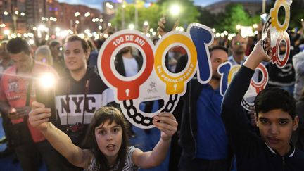 Des personnes&nbsp;brandissent des pancartes lors d'une manifestation demandant la démission du Premier ministre roumain le 12 mai 2018 devant le siège du gouvernement à Bucarest. (DANIEL MIHAILESCU / AFP)