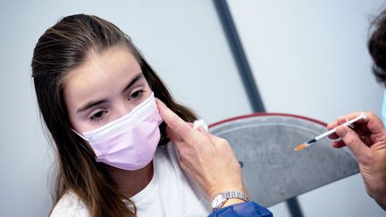 Une enfant se fait vacciner contre le Covid-19, à Saint-Brieuc (Côtes-d'Armor), le 8 janvier 2022. (EMMANUELLE PAYS / HANS LUCAS)