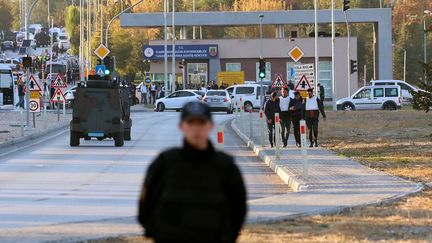 Un officier de police à proximité du lieu où a eu lieu un attentat, le 23 octobre 2024 près d'Ankara (Turquie). (ADEM ALTAN / AFP)