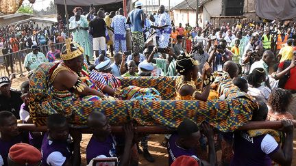 pendant une dizaine d’années. Il est le roi des N’Zima depuis 2003. Mais comme le précise «Jeune Afrique», «à Grand-Bassam comme dans le reste du pays, la fonction de roi ou de chef traditionnel n’est pas qu’honorifique. Elle ne relève pas non plus d’un folklore suranné. Dans certains domaines aussi cruciaux que la résolution des conflits ou le maintien de la paix sociale, ils (les rois) se substituent souvent à un Etat trop faible. Depuis 2002, plusieurs ont joué un vrai rôle dans le maintien de la paix au niveau local.» (Sia Kambou / AFP)