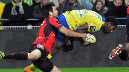 Le trois-quart clermontois Noa Nakaitaci, auteur du 2e essai devant Oyonnax