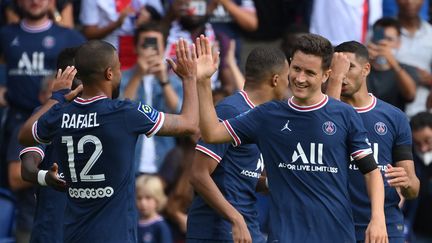 Le milieu de terrain Ander Herrera célèbre son deuxième but avec ses coéquipiers du PSG contre Clermont, samedi 11 septembre 2021. (FRANCK FIFE / AFP)