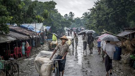 En Birmanie, depuis juin 2012, les Rohingyas sont victimes d’exactions meurtrières perpétrées par les populations locales sous l’œil complice du pouvoir en place. Cette minorité musulmane, déclarée apatride par les autorités birmanes depuis 1982, est selon l’ONU l’une des plus persécutées de la planète. Bruno Amsellem s’est rendu dans ces camps, où la présence d’étrangers et de travailleurs humanitaires est sévèrement restreinte par les autorités. VOIR LE REPORTAGE
 
 ( Bruno AMSELLEM / Signatures http://www.signatures-photographies.com/vitrine/fr/accueil)