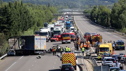 L'éclatement d'un pneu, comme ici sur la N7 en juillet dernier, peut être à l'origine d'un très grave accident. (FRANCE BLEU Maxppp pour FRANCE INFO)