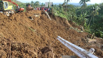 Des bulldozers dégagent une autoroute, après un glissement de terrain à Pinabacdao (Philippines), le 17 décembre 2017. (AFP)