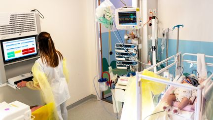 Un nourrisson hospitalisé pour bronchiolite, à Bry-sur-Marne (Val-de-Marne), le 8 décembre 2021.&nbsp; (ALINE MORCILLO / HANS LUCAS / AFP)