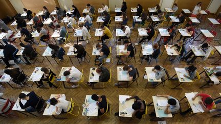 Des lycéens planchent lors de l'épreuve de philosophie, en ouverture de la session 2018 du baccalauréat.&nbsp; (FREDERICK FLORIN / AFP)