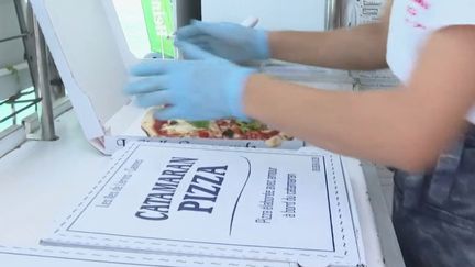 Alpes-Maritimes : un catamaran-pizzeria régale les plaisanciers (FRANCE 2)