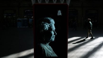 Un portrait de la reine Elizabeth II dans la gare King's Cross à Londres, le 17 septembre 2022.&nbsp; (LOIC VENANCE / AFP)